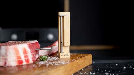 Das Fleisch-Thermometer Meater 2 Plus kommt in einem hochwertigen Holzblock, der gleichzeitig auch als Ladestation dient Das Fleisch-Thermometer Meater 2 Plus kommt in einem hochwertigen Holzblock, der gleichzeitig auch als Ladestation dient