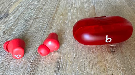 Die Box der Beats Solo Buds dient lediglich dem Transport und dem Laden per USB-C-Ladekabel Die Box der Beats Solo Buds dient lediglich dem Transport und dem Laden per USB-C-Ladekabel
