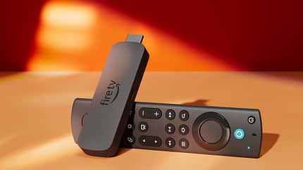 Der Amazon Fire TV Stick 4K Max bietet ein leistungsstarkes Streaming-Erlebnis fürs Wohnzimmer, das sogar aufs Wort hört Der Amazon Fire TV Stick 4K Max bietet ein leistungsstarkes Streaming-Erlebnis fürs Wohnzimmer, das sogar aufs Wort hört
