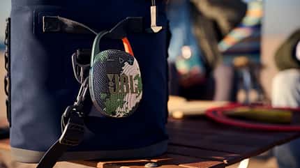 Der JBL Clip 5 hat einen tollen Sound für seine Größe und beste Outdoor-Qualitäten Der JBL Clip 5 hat einen tollen Sound für seine Größe und beste Outdoor-Qualitäten