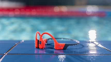 Dank MP3-Modus kann mit dem Shokz OpenSwim Pro auch im und unter Wasser Musik gehört werden Dank MP3-Modus kann mit dem Shokz OpenSwim Pro auch im und unter Wasser Musik gehört werden