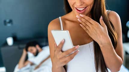 Frau geht fremd über Handy Frau geht fremd über Handy