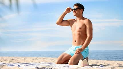 Haarentfernung für Männer / Sommer 2024 / Getty Images / Liudmila Chernetska Haarentfernung für Männer / Sommer 2024 / Getty Images / Liudmila Chernetska
