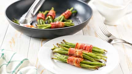 lunch,gourmet,onion,snack,recipe,roll,sauce,hot,pork,vegetable,b Pan-fried,Green,Beans,Wrapped,In,Slices,Of,Bacon,On,A