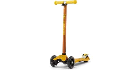 Im Affenzahn saust du mit diesem Roller durch die Spielstraße. Im Affenzahn saust du mit diesem Roller durch die Spielstraße.