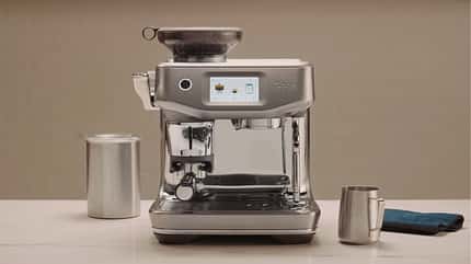 Egal, ob Espresso, Caffe Creme, oder Cold Brew - die Oracle Jet von Sage liefert beste Genussmomente. Egal, ob Espresso, Caffe Creme, oder Cold Brew - die Oracle Jet von Sage liefert beste Genussmomente.