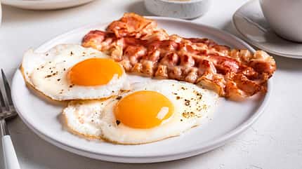 pepper,lunch,egg,crispy,isolated,yellow,american,plate,pork,serv Breakfast,With,Fried,Eggs,And,Bacon,Close,Up.,Fried,Sunny