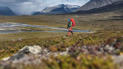 Ein Wanderer wandert über den Kungsleden-Wanderweg Ein Wanderer wandert über den Kungsleden-Wanderweg