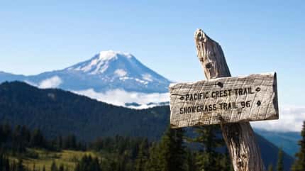 Schild für den Pacific Crest Trail mit Berggipfel im Hintergrund Schild für den Pacific Crest Trail mit Berggipfel im Hintergrund