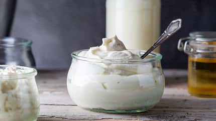 Glas mit Quark und Löffel Glas mit Quark und Löffel