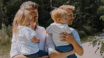 Tobias und Dennis Devooght mit ihren beiden Kindern Summer und Jaden Tobias und Dennis Devooght mit ihren beiden Kindern Summer und Jaden