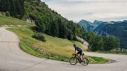 Radfahrer fährt vor Bergkulisse Radfahrer fährt vor Bergkulisse