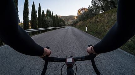 Rennradfahrer fährt in der toskanischen Landschaft Rennradfahrer fährt in der toskanischen Landschaft