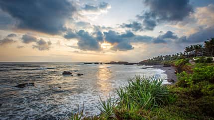 landschaft,wasser,himmel,meer,strand,natur,sonnenuntergang,wolke,reise,niemand,sommer,sonnenlicht,küstenlandschaft,welle,sonne,landschaftspanorama,horizont über wasser,sandig,dramatischer himmel,insel,meerlandschaft,schöne natur,wolkengebilde,schönheit,tropisch,idylle,sonnig,abenddämmerung,horizont,panorama,sonnenaufgang,spiegelung,reiseziel,tourismus,im freien,freizeitaktivität im freien,surfen,No People Sunset with dramatic clouds over beach in Bali, Indonesia.