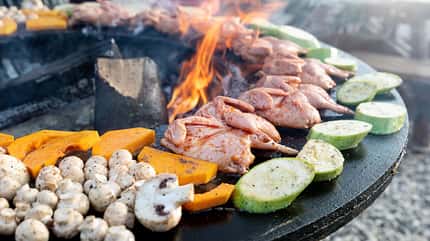 Gemüse und Fleisch auf dem Grill Gemüse und Fleisch auf dem Grill