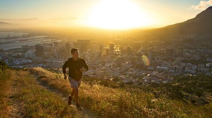Ein Mann joggt bei Sonnenuntergang Ein Mann joggt bei Sonnenuntergang