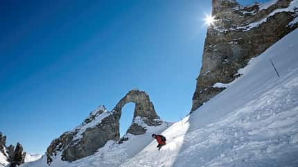 Action-Skifahrer auf dem Aiguille Percee, Tignes Action-Skifahrer auf dem Aiguille Percee, Tignes