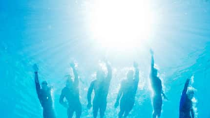 Triathleten schwimmen durchs Meer Triathleten schwimmen durchs Meer