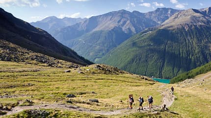 Männer wandern in den Bergen Männer wandern in den Bergen