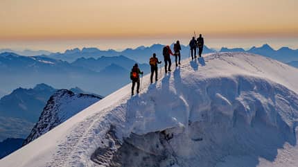 Wanderer in den Bergen im Schnee Wanderer in den Bergen im Schnee