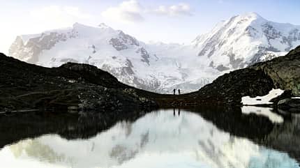 Männer wandern vor Bergkulisse und See in Zermatt Männer wandern vor Bergkulisse und See in Zermatt