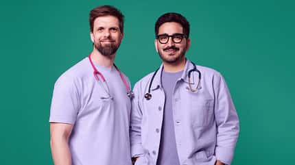 Dr. Nibras Naami und Dr. Florian Babor vom Kindermedizin-Podcast "Hand, Fuß, Mund" 