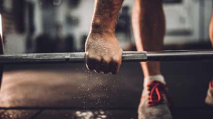 Mann trainiert im Gym Mann trainiert im Gym