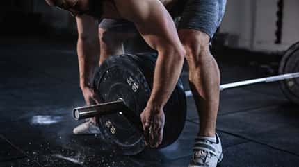 Mann trainiert im Gym Mann trainiert im Gym