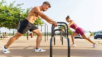 Mann und Frau machen Calisthenics-Übungen Mann und Frau machen Calisthenics-Übungen