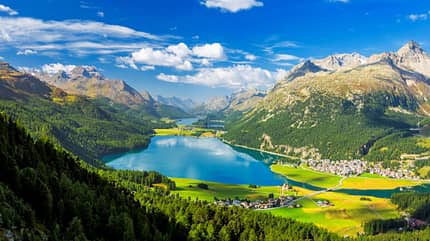 Landschaft von blauen Seen und Bergen in der Schweiz Landschaft von blauen Seen und Bergen in der Schweiz