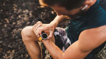 Junger, athletischer Mann mit Fitness-Tracker Junger, athletischer Mann mit Fitness-Tracker