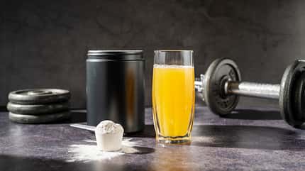 Glas mit Orangensaft und Supplementen Glas mit Orangensaft und Supplementen