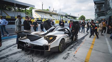 Rennstrecke Monza mit Rennwagen Rennstrecke Monza mit Rennwagen