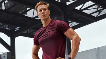 Junger Mann in sweaty Shirt ruht nach intensivem Training gegen Betonwand. Junger Mann in sweaty Shirt ruht nach intensivem Training gegen Betonwand.