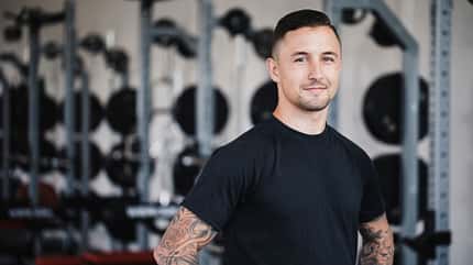Porträt eines Personal Trainers in der Turnhalle Porträt eines Personal Trainers in der Turnhalle