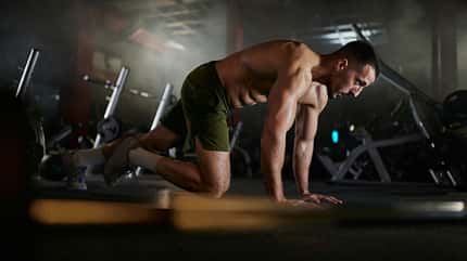 Mann macht Sportübungen im Gym Mann macht Sportübungen im Gym
