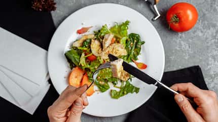 Teller mit Caesar Salad Teller mit Caesar Salad