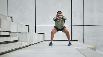 Junger Mann macht Fitness-Übungen auf der Treppe Junger Mann macht Fitness-Übungen auf der Treppe