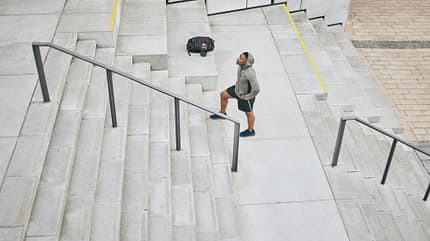 Mann in Sportkleidung geht Treppe hoch Mann in Sportkleidung geht Treppe hoch