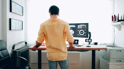 Bei höhenverstellbaren Schreibtischen lässt sich die Höhe der Arbeitsfläche flexibel anpassen Bei höhenverstellbaren Schreibtischen lässt sich die Höhe der Arbeitsfläche flexibel anpassen