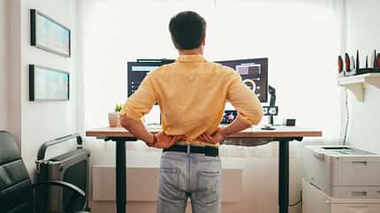 Bei höhenverstellbaren Schreibtischen lässt sich die Höhe der Arbeitsfläche flexibel anpassen Bei höhenverstellbaren Schreibtischen lässt sich die Höhe der Arbeitsfläche flexibel anpassen