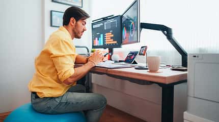 Bei höhenverstellbaren Schreibtischen lässt sich die Höhe der Arbeitsfläche flexibel anpassen Bei höhenverstellbaren Schreibtischen lässt sich die Höhe der Arbeitsfläche flexibel anpassen