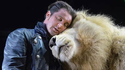 Löwendompteur Martin Lacey mit einem seiner Tiere Löwendompteur Martin Lacey mit einem seiner Tiere