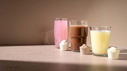Verschiedene Proteinshakes in Gläsern Verschiedene Proteinshakes in Gläsern