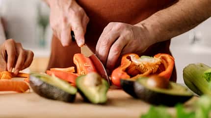 Mann schneidet Paprika Mann schneidet Paprika