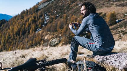 Mann schaut in die Berge mit einem Fahrrad Mann schaut in die Berge mit einem Fahrrad
