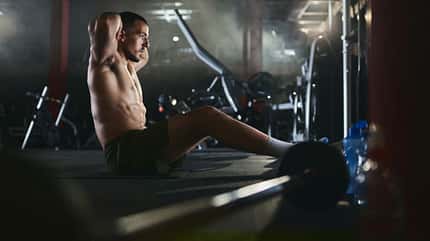 Muskulöser Athlet macht oberkörperfrei Sit Ups Muskulöser Athlet macht oberkörperfrei Sit Ups