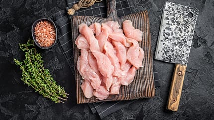rohes Putenfleisch auf einem Brett
