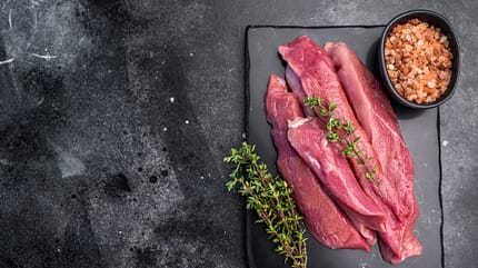 Roh geschnittenes Entenbrustfilet, ungekochtes Geflügelfleisch. schwarzer Hintergrund.
