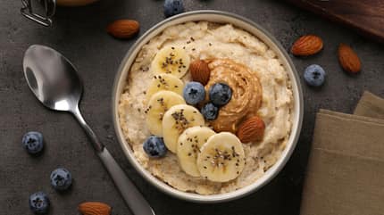 Porridge mit Banane und Blaubeeren Porridge mit Banane und Blaubeeren